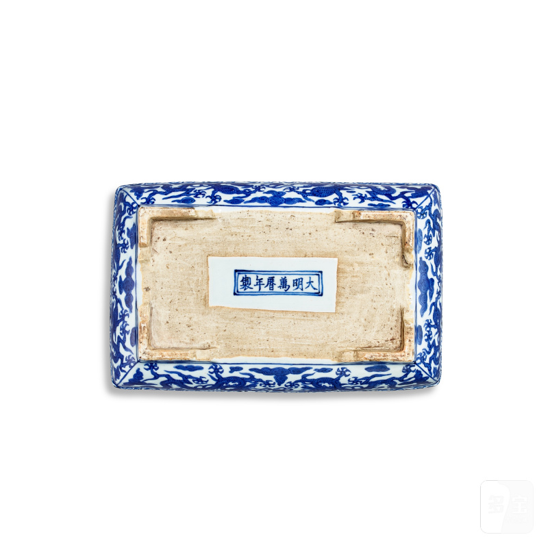 A blue and white 'dragon' box and cover, Mark and period of Wanli | 明萬曆 青花龍紋蓋盒 《大明萬曆年製》款 - 图4
